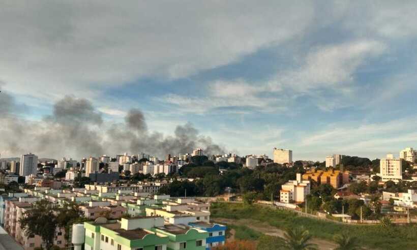Fumaça escura de incêndio é vista de vários pontos de BH - Rafael Alves/EM/DA Press