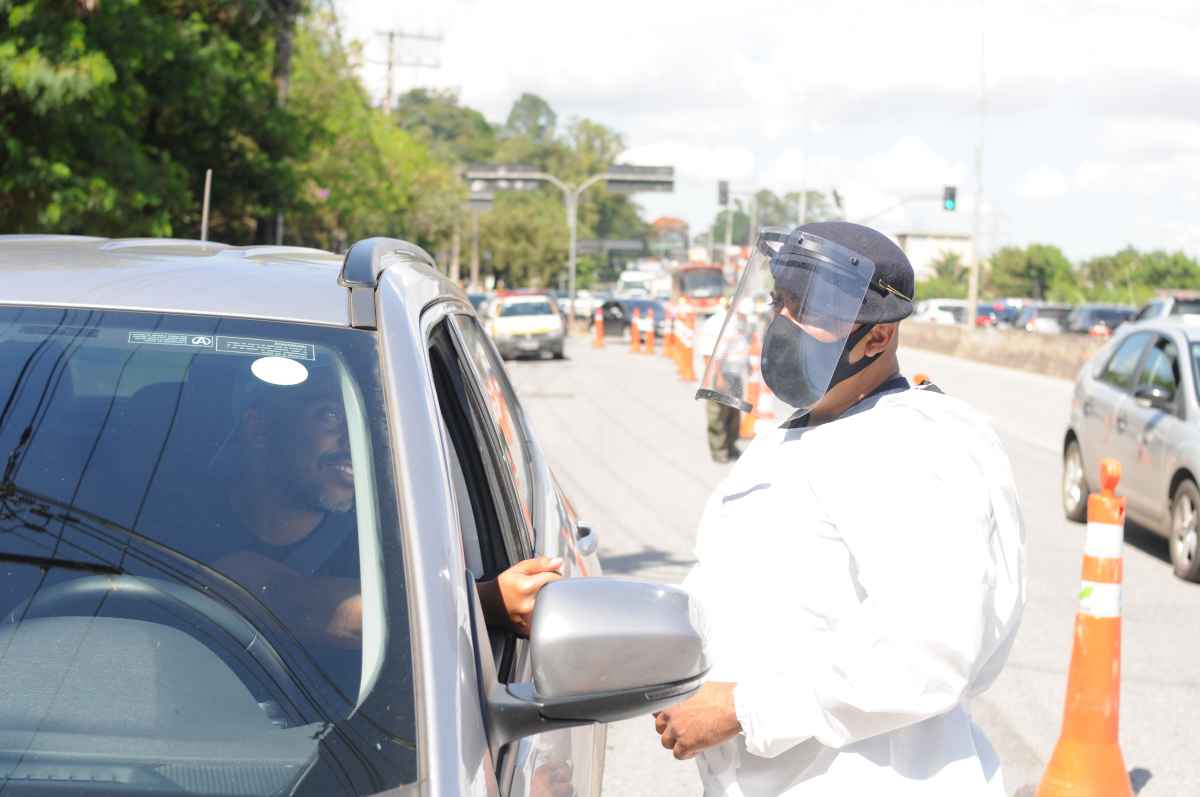 Motoristas sem máscara não recebem multa de trânsito em BH - Leandro Couri/EM/D.A Press