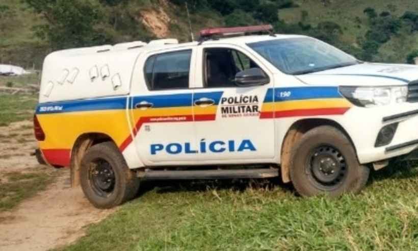 Mulher tem o corpo enterrado e apenas a cabeça é deixada de fora - Reprodução de Internet