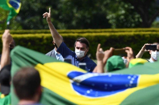 Bolsonaro reúne apoiadores e diz que críticos estão 'esticando a corda' - Evaristo Sá/AFP