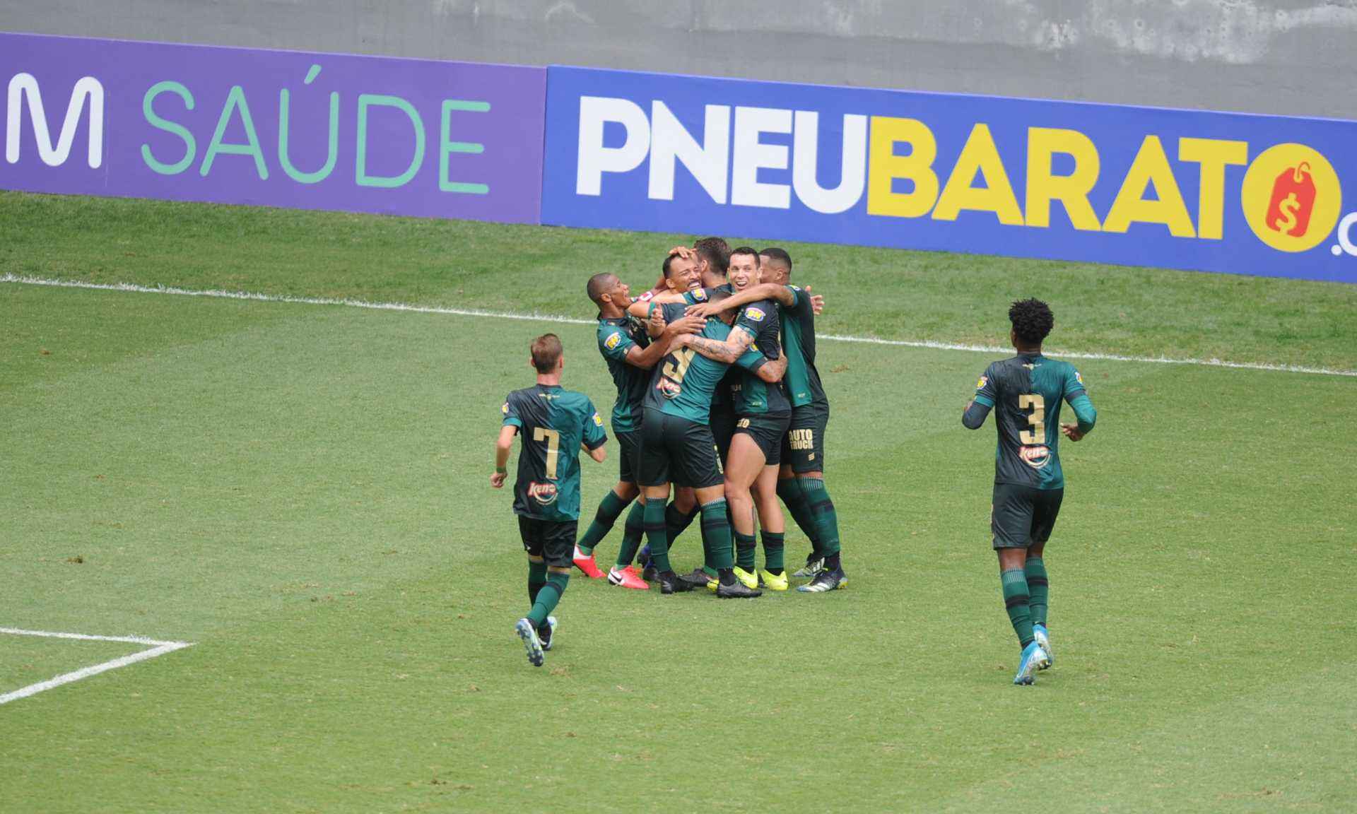 Coelho vence clássico e tira Cruzeiro do G-4 - Alexandre Guzanshe/EM