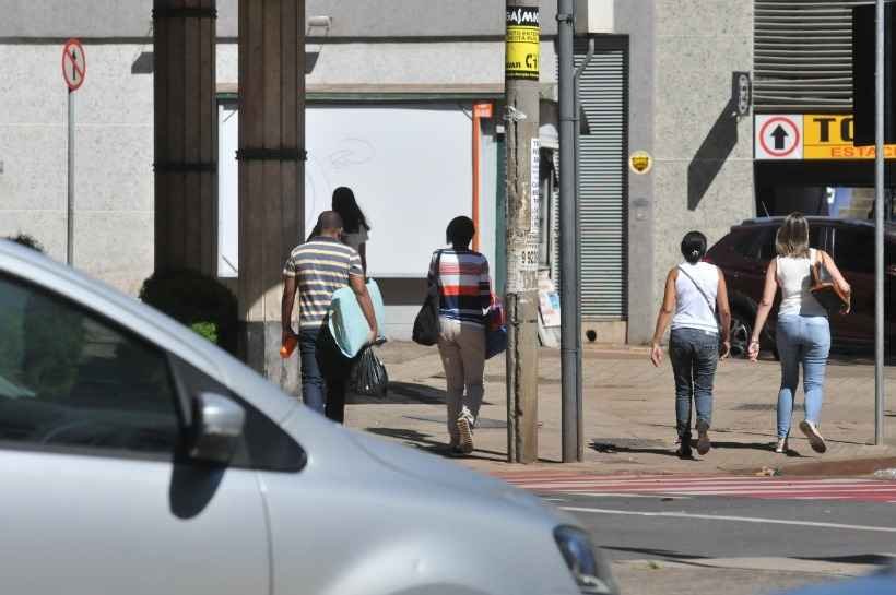 Com COVID-19 e circulando entre as pessoas, família tenta ajudar o pai - Gladyston Rodrigues/EM/D.A.Press