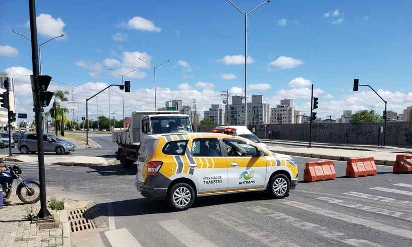 BHTrans interdita Via 710 depois de caminhão bater em passarela  - BHTrans/Divulgação