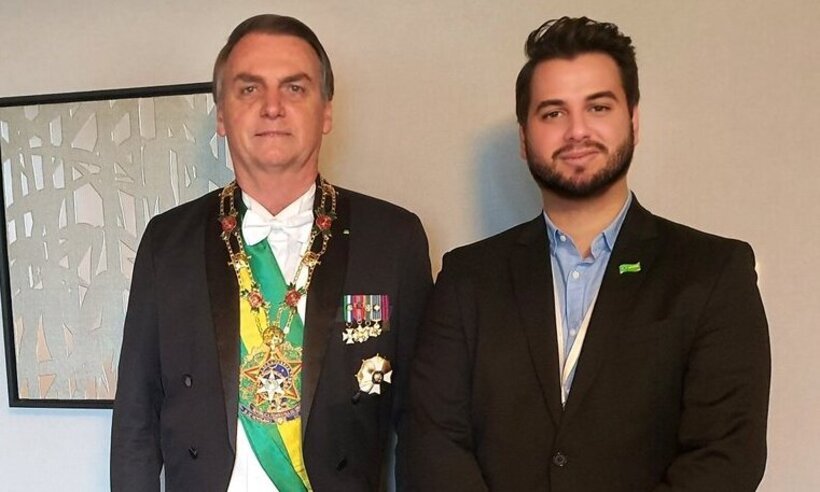 Assessor de Bolsonaro apaga tuíte chamando CoronaVac de 'vacina xing ling' - Redes Sociais/Reprodução