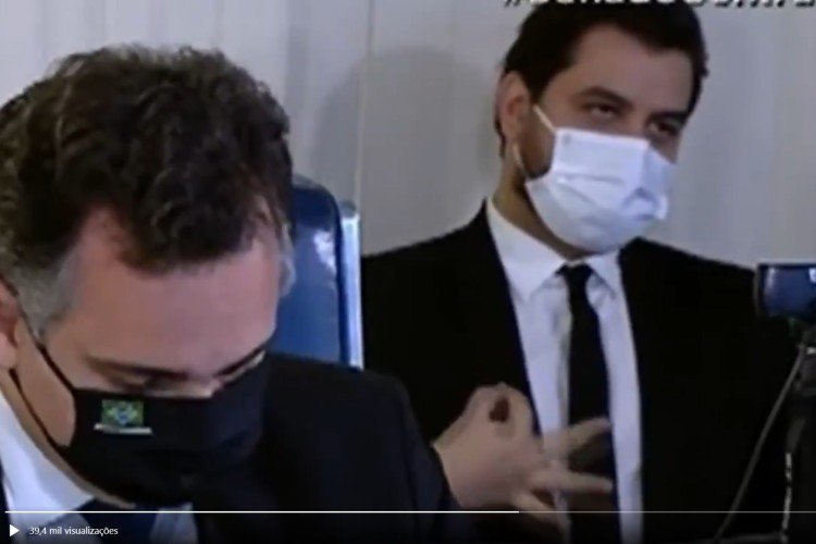 Assessor de Bolsonaro faz gesto considerado supremacista em audiência - Reprodução