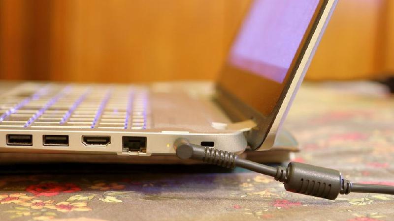 É melhor deixar o laptop ligado na tomada ou usá-lo na bateria? - Getty Images
