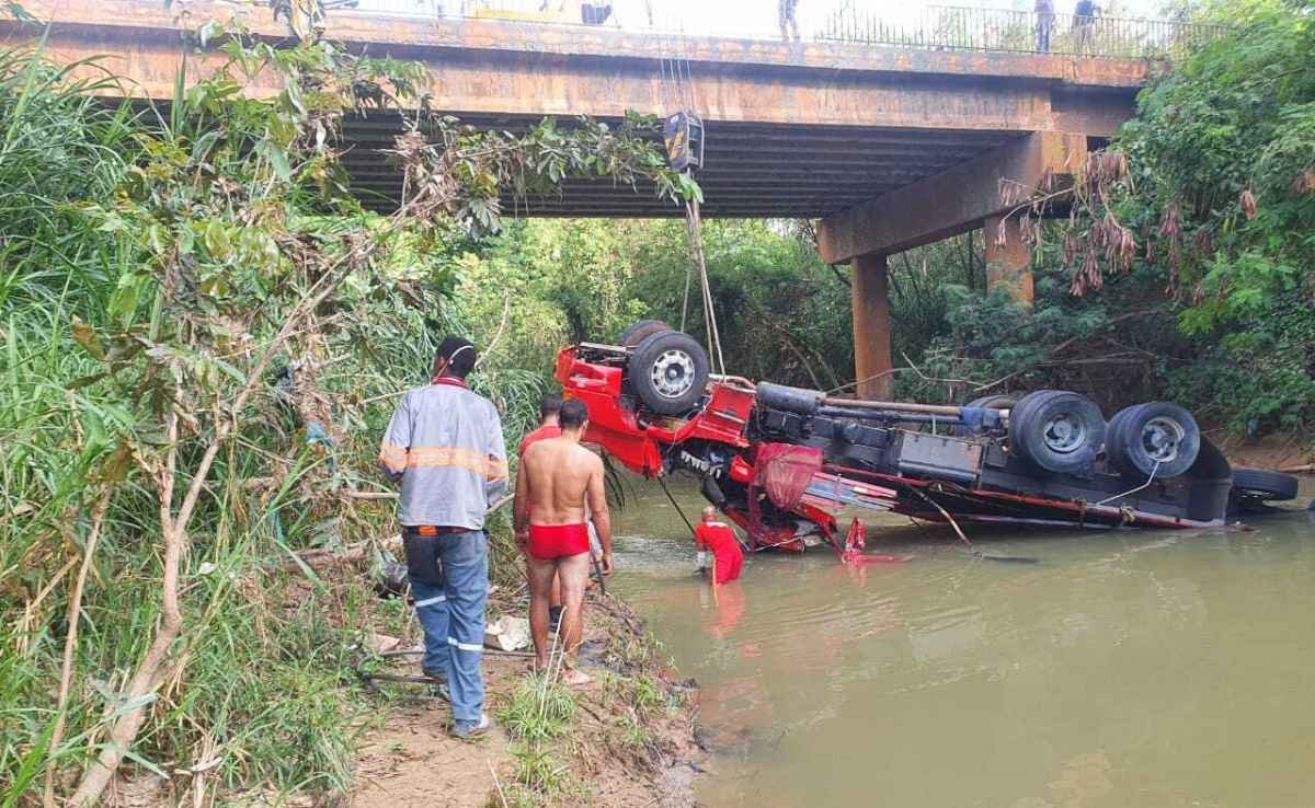 Queda de caminhão em riacho mata uma pessoa em Pedro Leopoldo, na Grande BH - CBMG/Divulgação
