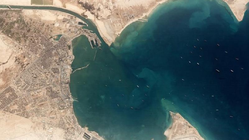 Canal de Suez: as impressionantes imagens de satélite do impacto causado por navio encalhado - Reuters