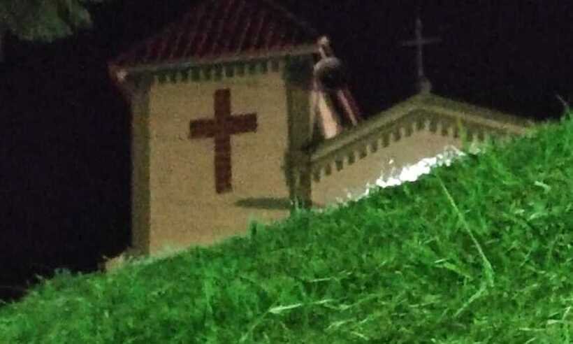 'Eu senti muito arrepio', diz mulher que teria visto uma santa no telhado - Reprodução/Facebook