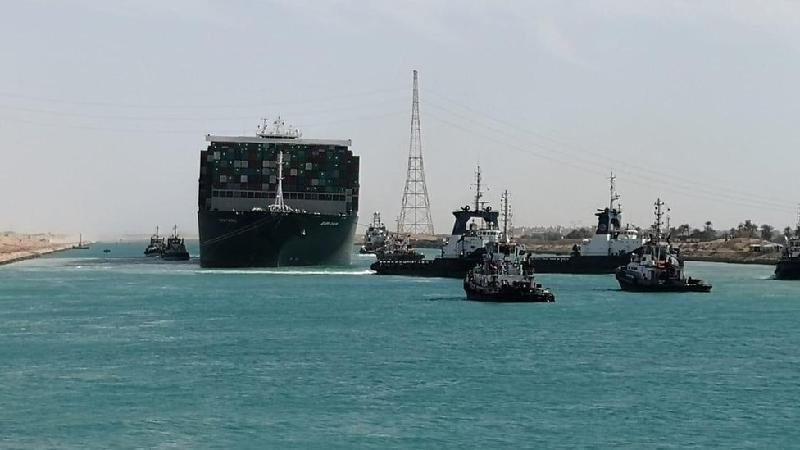Canal de Suez: cargueiro é desencalhado, e circulação de navios é retomada - Reuters