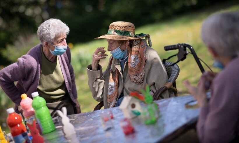 Transmissão de COVID-19 ocorre basicamente de pessoa para pessoa, diz OMS - LOIC VENANCE / AFP