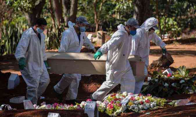 Mortes no Brasil em 24h equivalem à soma dos outros países do top 10 - Nelson Almeida/AFP