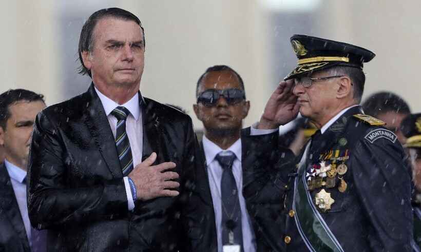 Bolsonaro esculhamba as Forças Armadas e corrói a democracia - Sergio LIMA / AFP