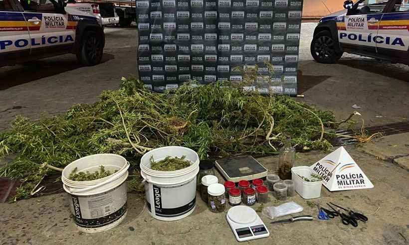 Após ameaçar a ex com tiro, suspeito e comparsa são presos com drogas - Polícia Militar/Divulgação