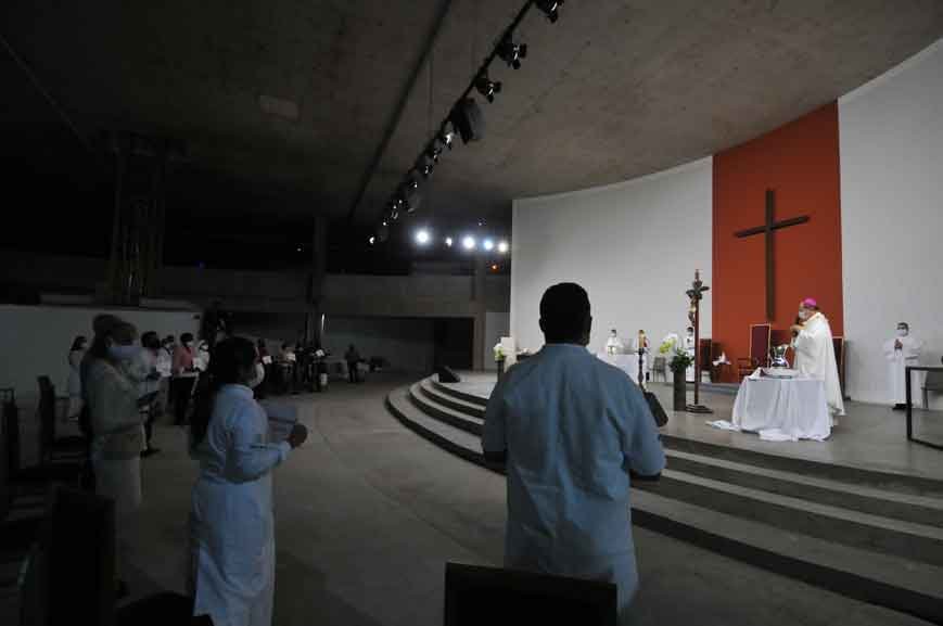 Semana Santa: orações para dar força aos profissionais na linha de frente - Alexandre Guzanshe/EM/D.A Press
