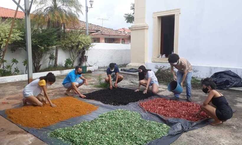 Semana Santa: jovens assumem tarefa de fazer tapetes decorativos em Minas  - Gustavo Werneck/EM/D.A Press 