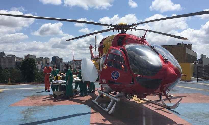 Helicóptero dos bombeiros resgata ciclista ferido em trilha - CBMMG/Divulgação 