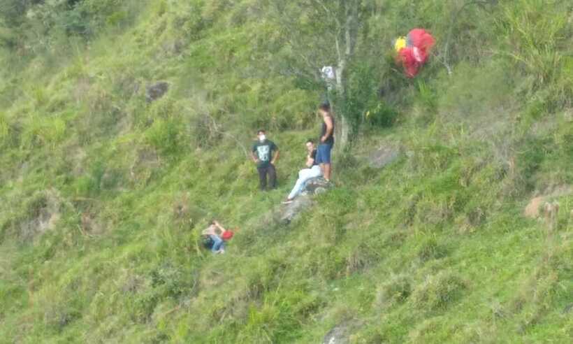 Bombeiros socorrem homem que caiu de paraglider no Sul de Minas - Divulgação/Corpo de Bombeiros