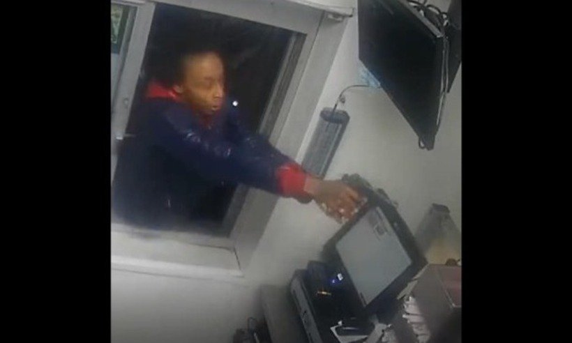 Após demora no atendimento, mulher atira contra funcionários do Burger King - Facebook/Reprodução