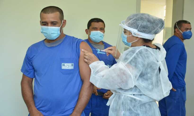 Sepultadores são vacinados contra a COVID-19 em Betim - Adeildo Silva/Divulgação