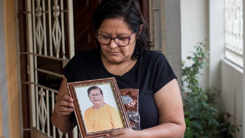Covid-19: mulher vive há 1 ano com cinzas de desconhecido em sua casa no Equador - Wladimir Torres para Fund. Periodistas sin Cadenas