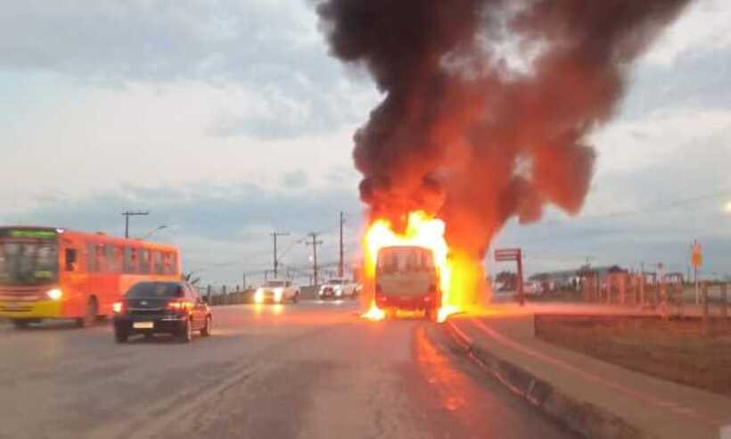 Ônibus pega fogo na tarde desta quarta (7/4) em Contagem  - Guarda Civil de Contagem/ Divulgação