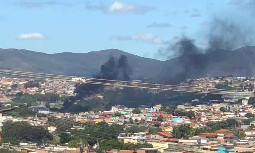 Fogo em fábrica abandonada assusta moradores do Barreiro   - CBMMG/Divulgação 