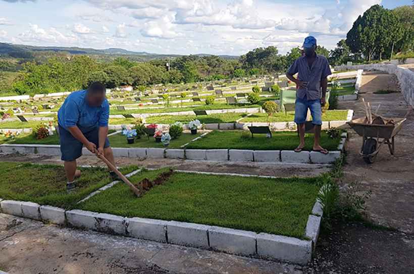 Coveiros de Formiga enterram caixões vazios e são afastados - MPMG/Divulgação
