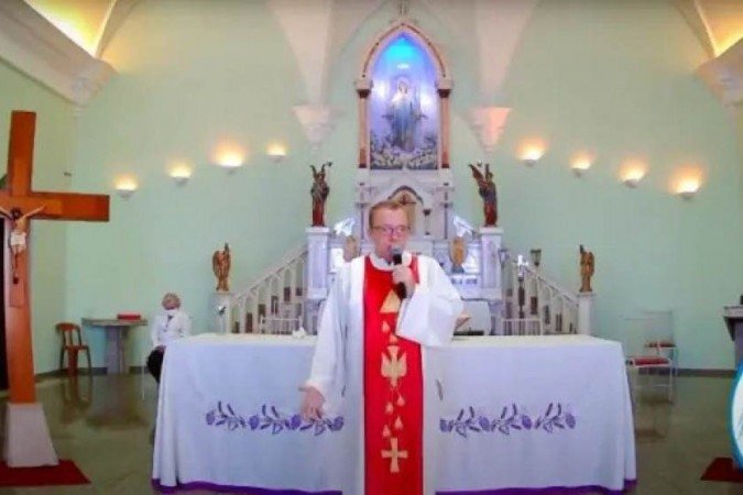 Padre critica veto a missas presenciais: coisa de 'esquerdistas vagabundos' - Reprodução/Youtube
