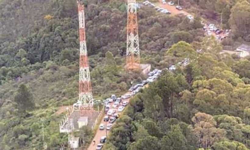 Poços de Caldas: PM flagra cerca de mil pessoas no acesso ao Cristo - PMMG/divulgação 