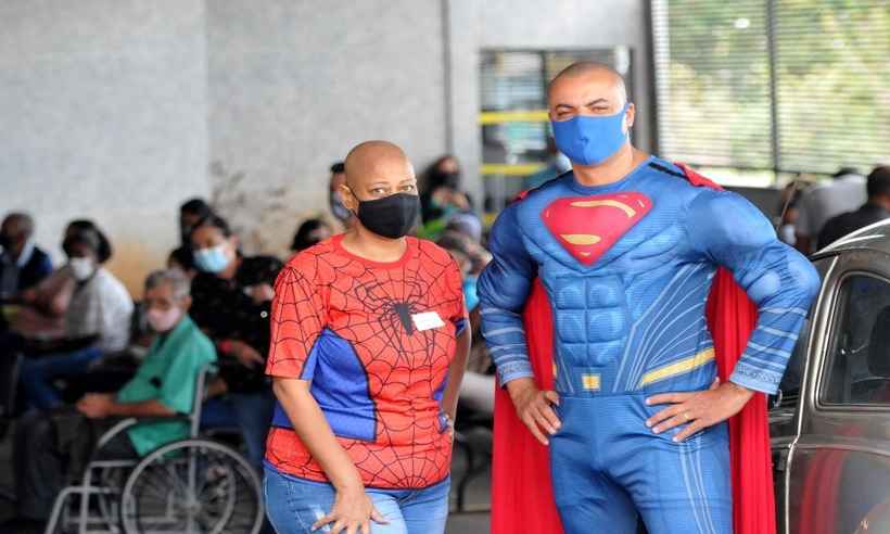 Homem se fantasia de super-herói para apoiar irmã, que se trata de câncer - Gladyston Rodrigues/EM/D.A Press
