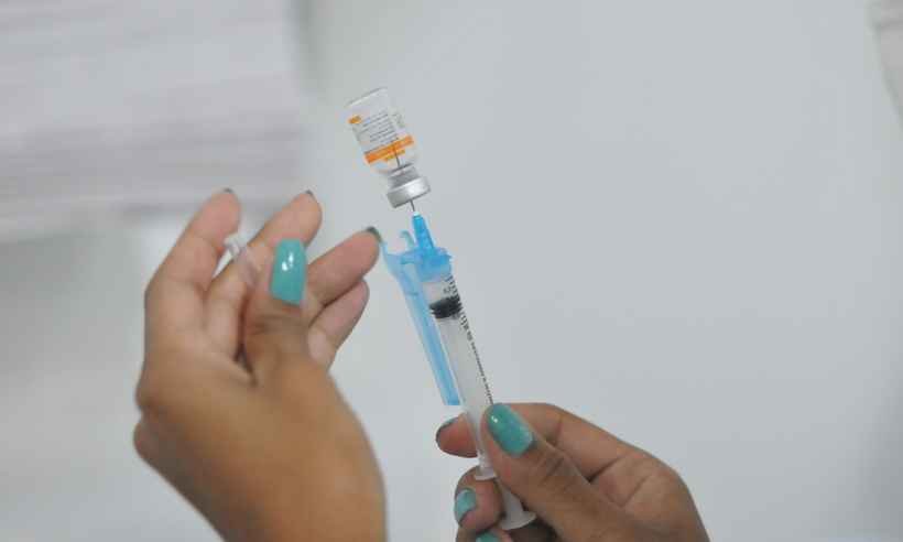 COVID-19: Minas receberá mais 638 mil doses da vacina até sexta (16/4) - Alexandre Guzanshe/EM/D.A Press