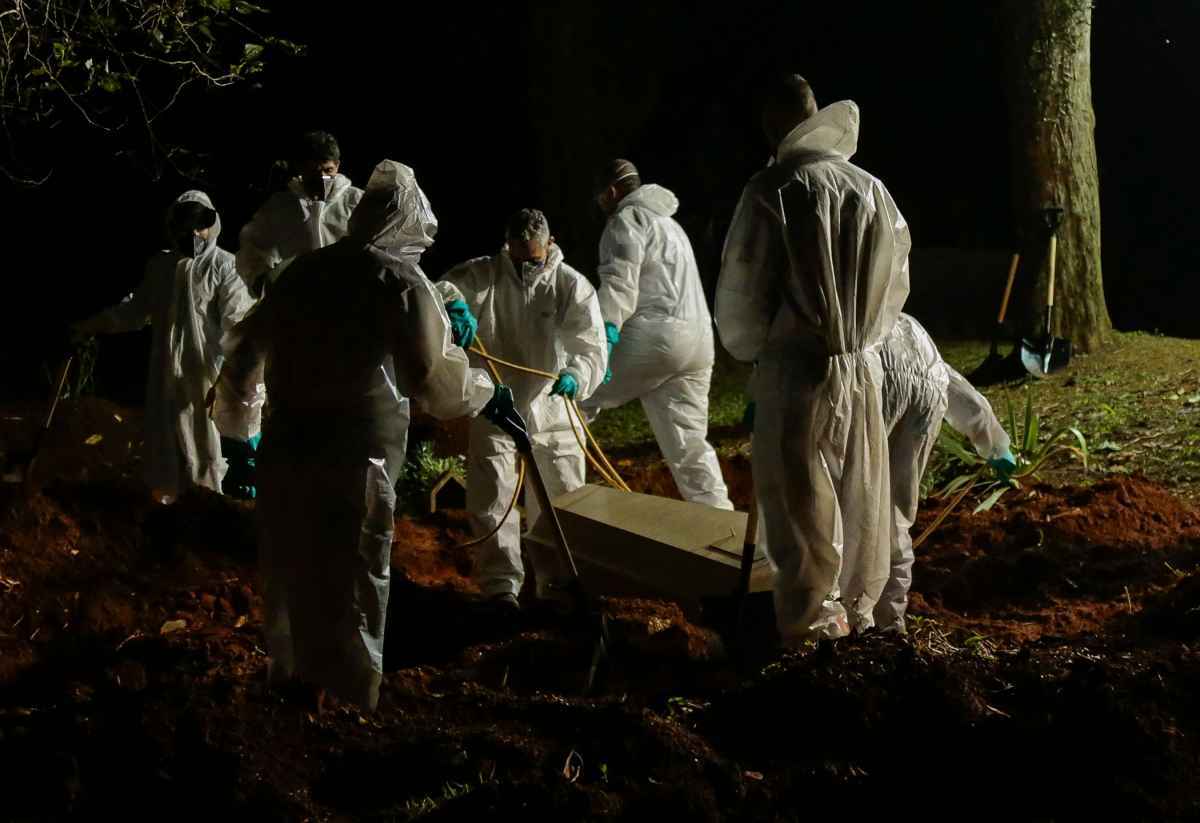 Enterros noturnos: veja o novo normal do maior cemitério da América Latina -  AFP / Miguel SCHINCARIOL