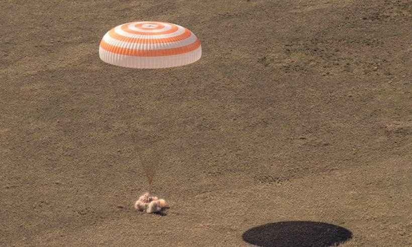 Dois cosmonautas russos e uma astronauta da Nasa voltam à Terra - BILL INGALLS/AFP PHOTO