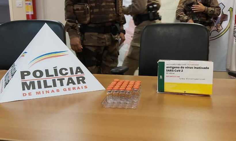 Após furto, ladrão joga doses de vacina em lote vago em Montes Claros -  Policias Militar/divulgação