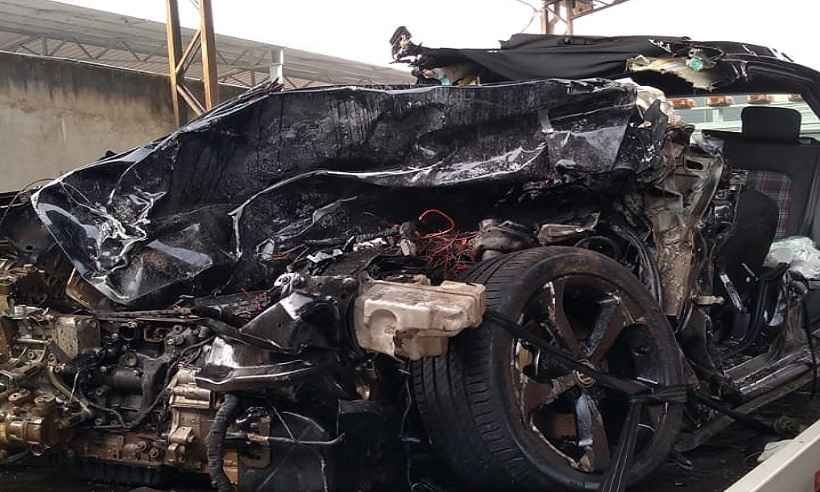 Psiquiatra morre em acidente na Zona da Mata quando voltava para casa - Carro do psiquiatra ficou inteiramente destruído depois de bater de frente em caminhão