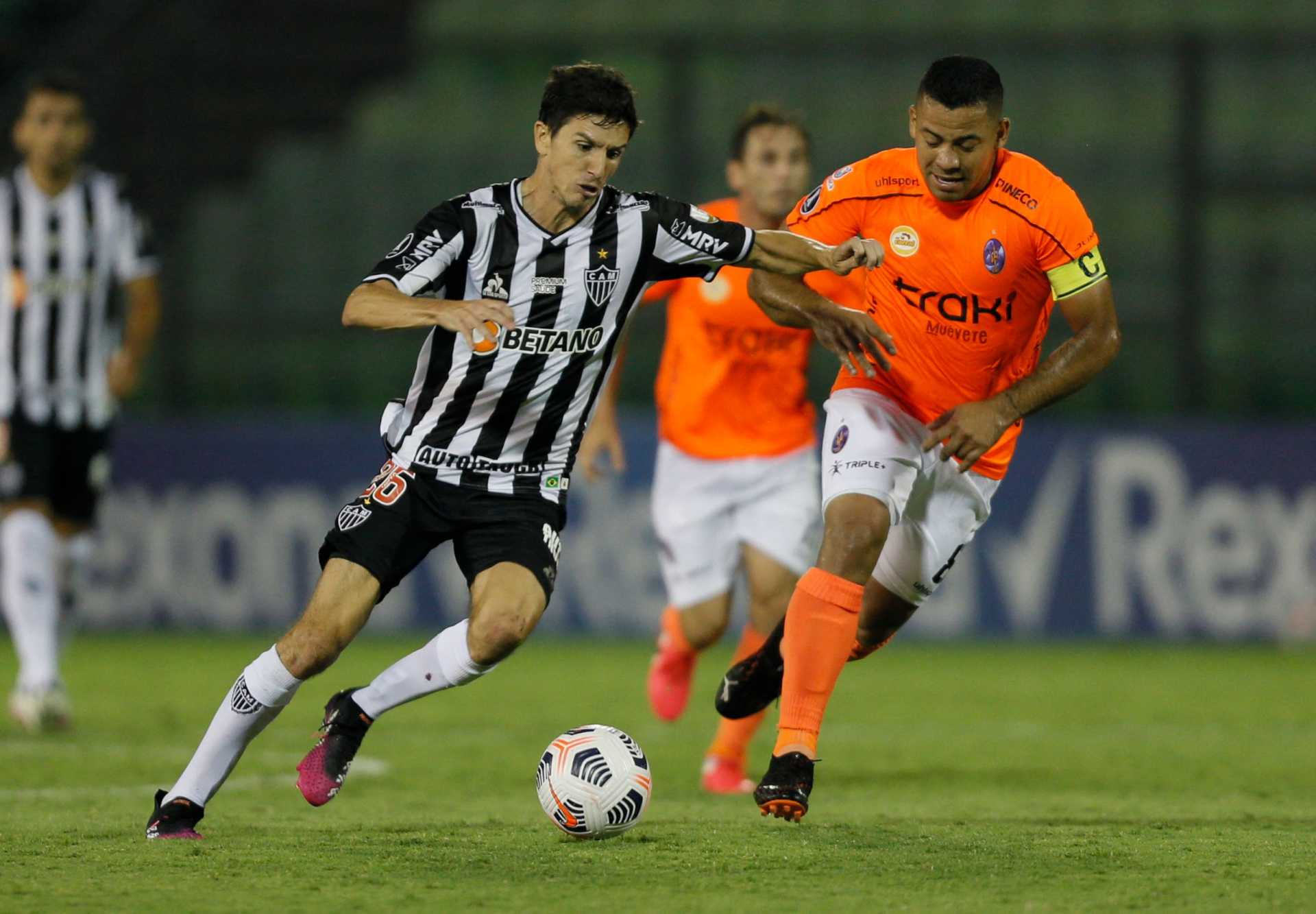 Galo estreia com empate que tem sabor de derrota - AFP