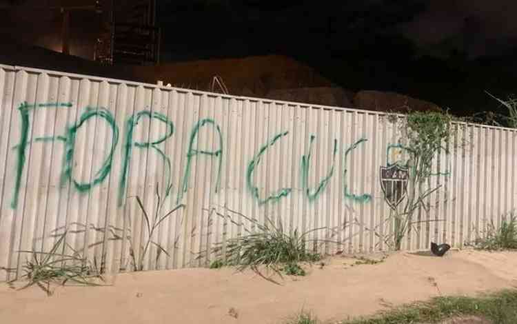 'Fora Cuca': pichação na Arena MRV pede saída do técnico do Atlético - (Foto: Reprodução)
