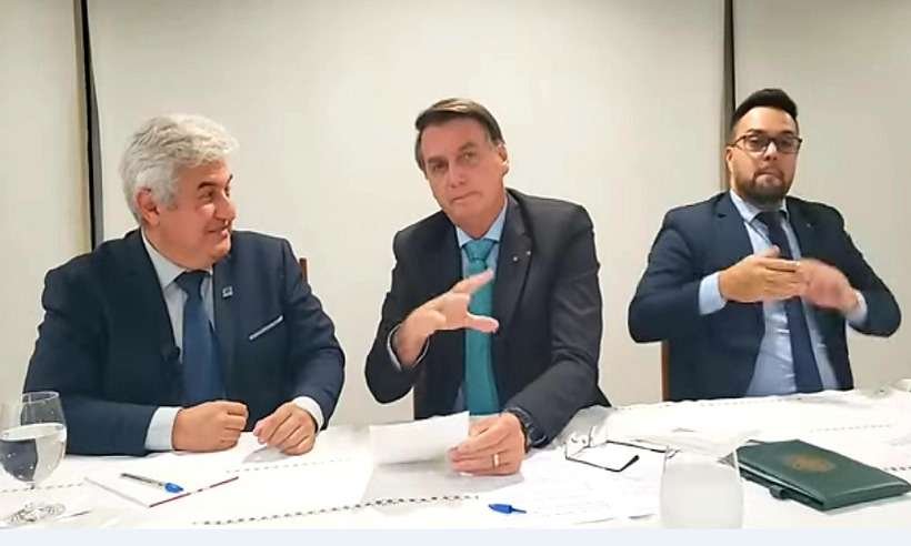 Bolsonaro em live: 'É impressionante como só se fala em vacina, né?' - Reprodução/Facebook