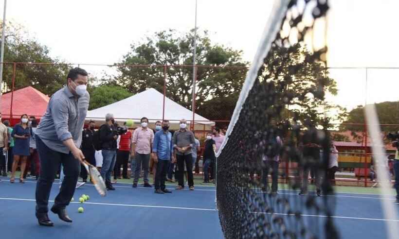 Vídeo: senador cai em inauguração de quadra de tênis e vira piada - Reprodução/Instagram