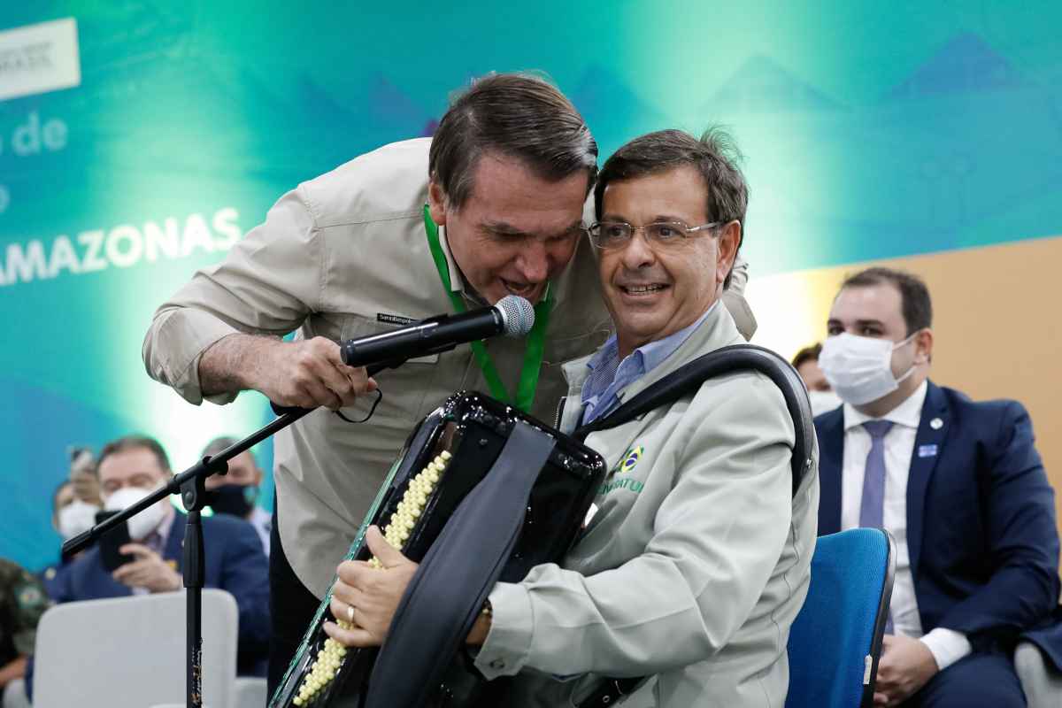 Bolsonaro dança e toca sanfona em Manaus; veja o vídeo  - Alan Santos/PR