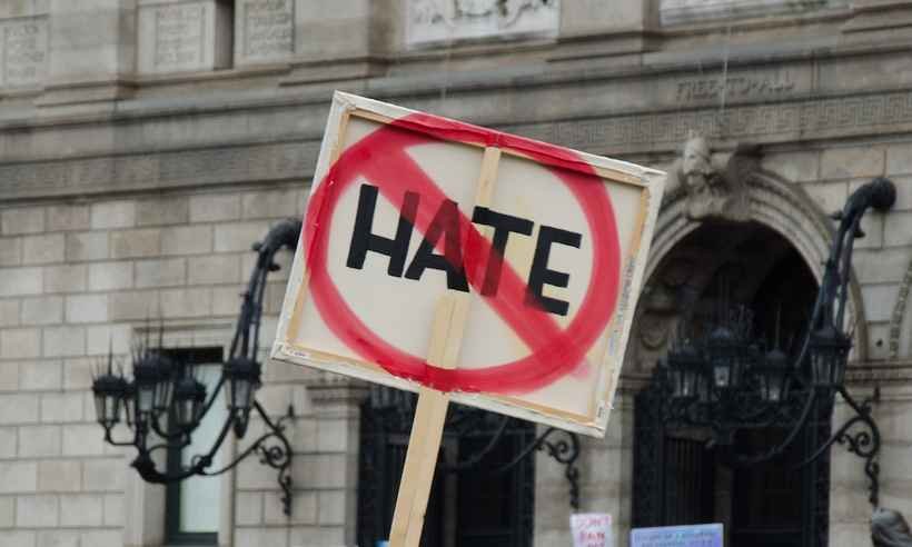 Masculinidade tóxica: exacerbada em grupos de WhatsApp - Tim Pierce 