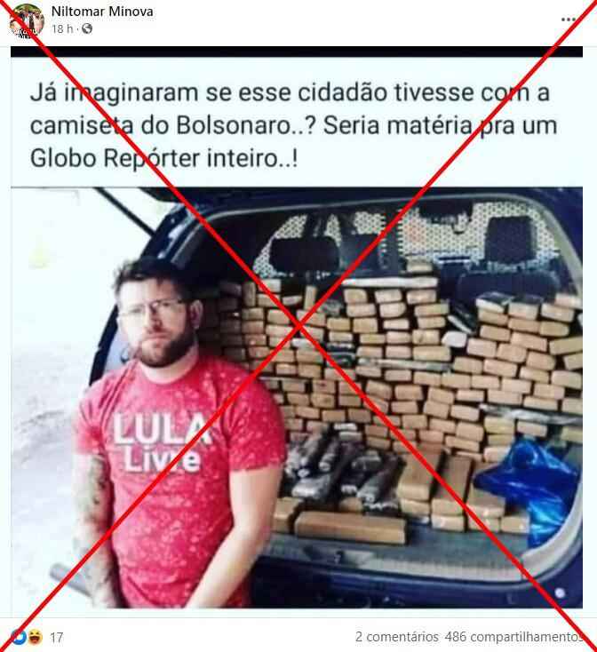 É uma montagem a foto de um homem preso vestindo uma camisa com a inscrição &#8220;Lula Livre&#8221; 