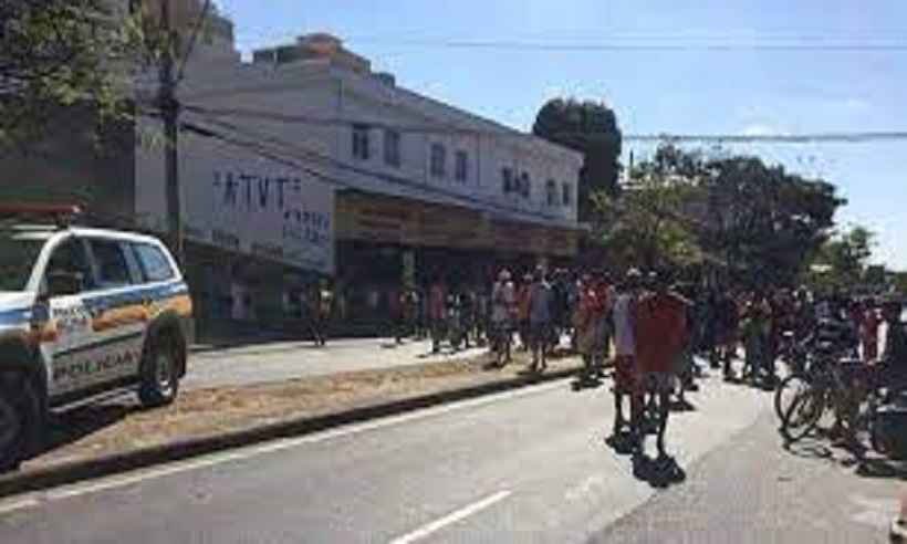 Moradores do Jardim América fecham avenida em protesto contra atropelamento - PMMG