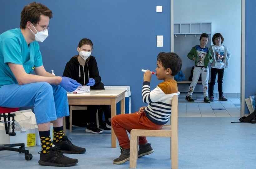 Áustria testa dispositivo em forma de pirulito para exame em crianças - Joe Klamar/AFP