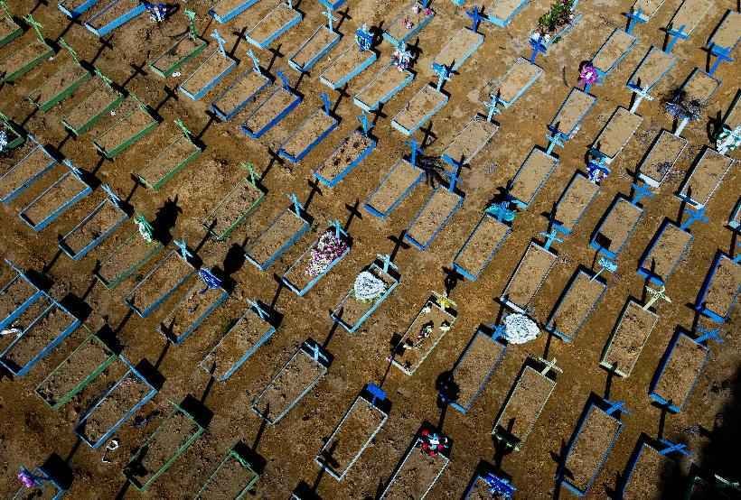 Comparação das mortes no Brasil pela COVID com outras tragédias assusta - Michael Dantas/AFP - 15/4/21
