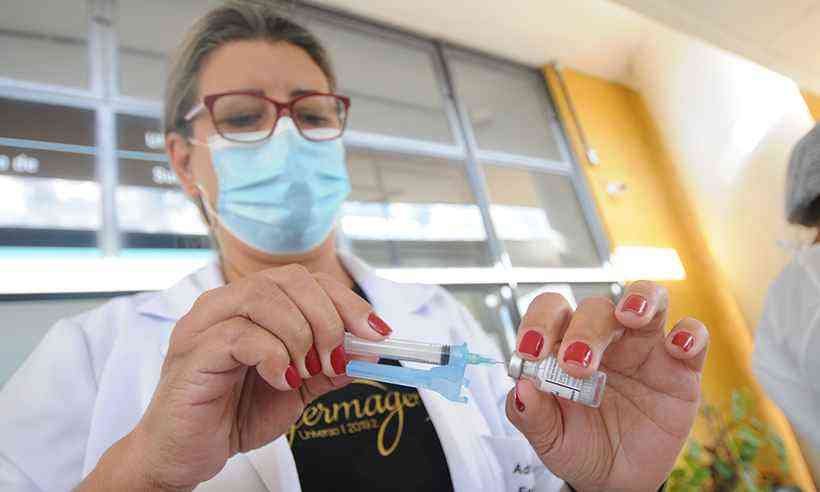 Trabalhadores da saúde com 37 anos ou mais poderão se vacinar em BH - Leandro Couri/EM/D.A Press