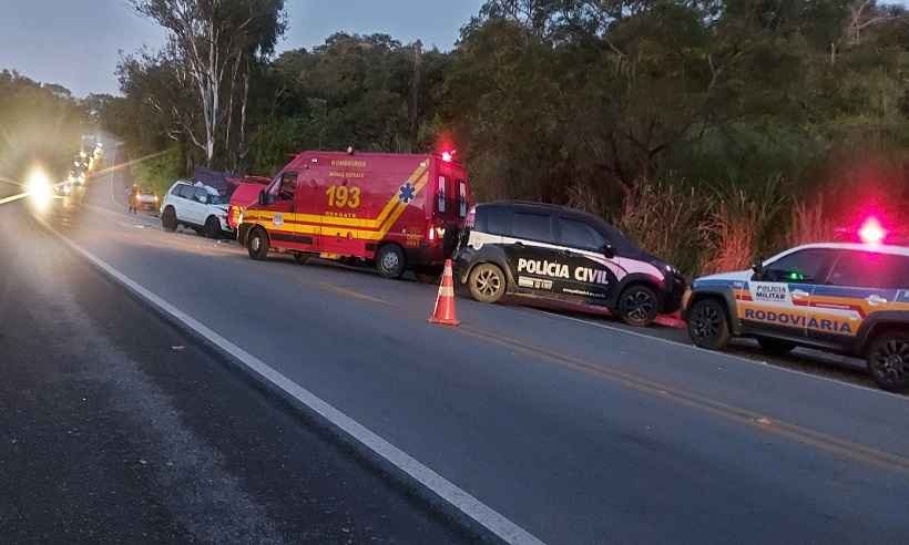 Mulher bate carro de frente contra caminhão e morre - CBMMG/Divulgação