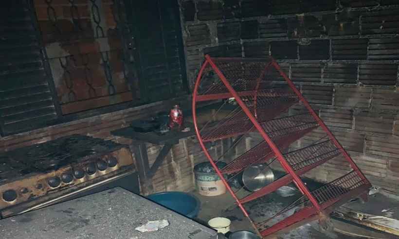 Minas: homem põe fogo em casa e incêndio atinge rede elétrica - CBMMG