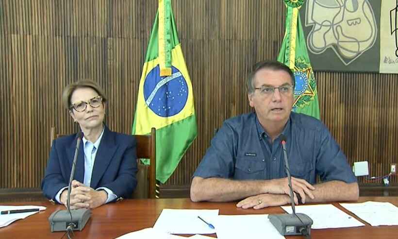 Bolsonaro comemora 'troca' do vermelho por verde e amarelo no 1º de maio - Reprodução/YouTube ABCZ 